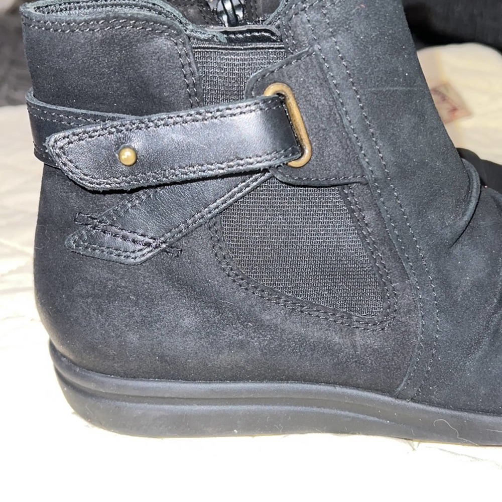 Clark's ankle boots with zipper closure and rubber soles , size 7 - Picture 5 of 13